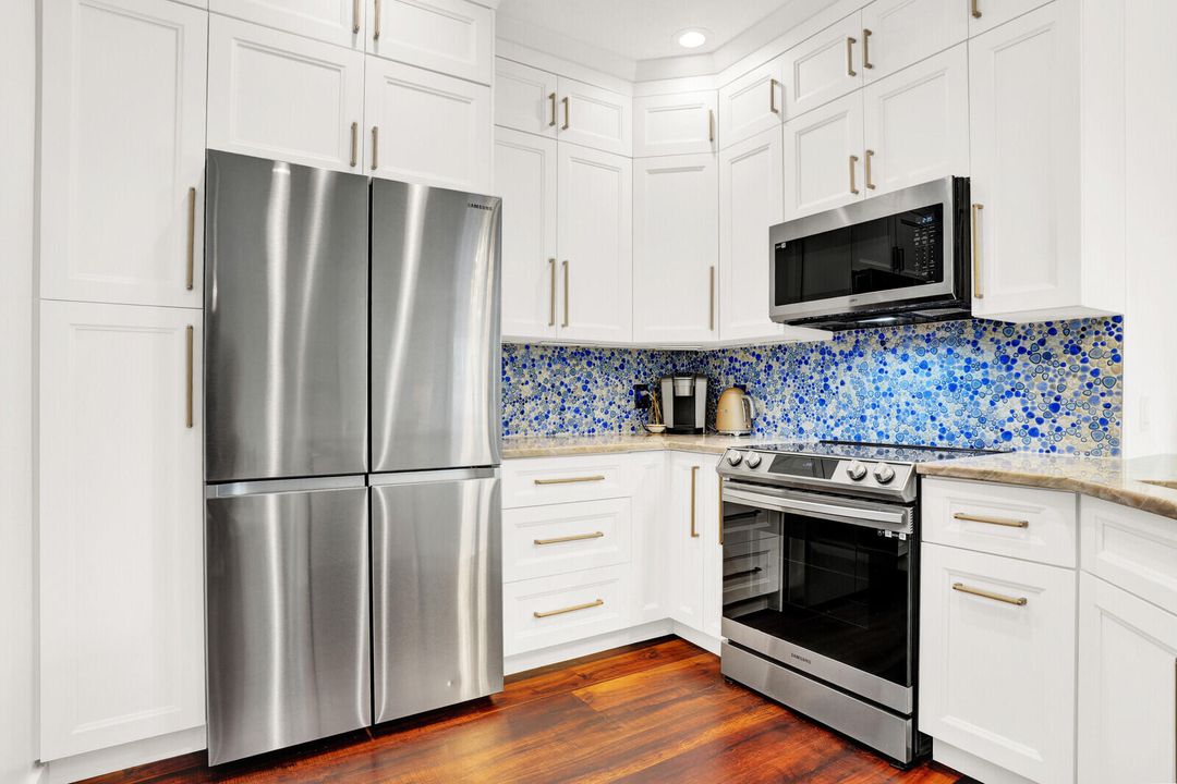 合同活跃: $1,125,000 (3 贝兹, 2 浴室, 2038 平方英尺)