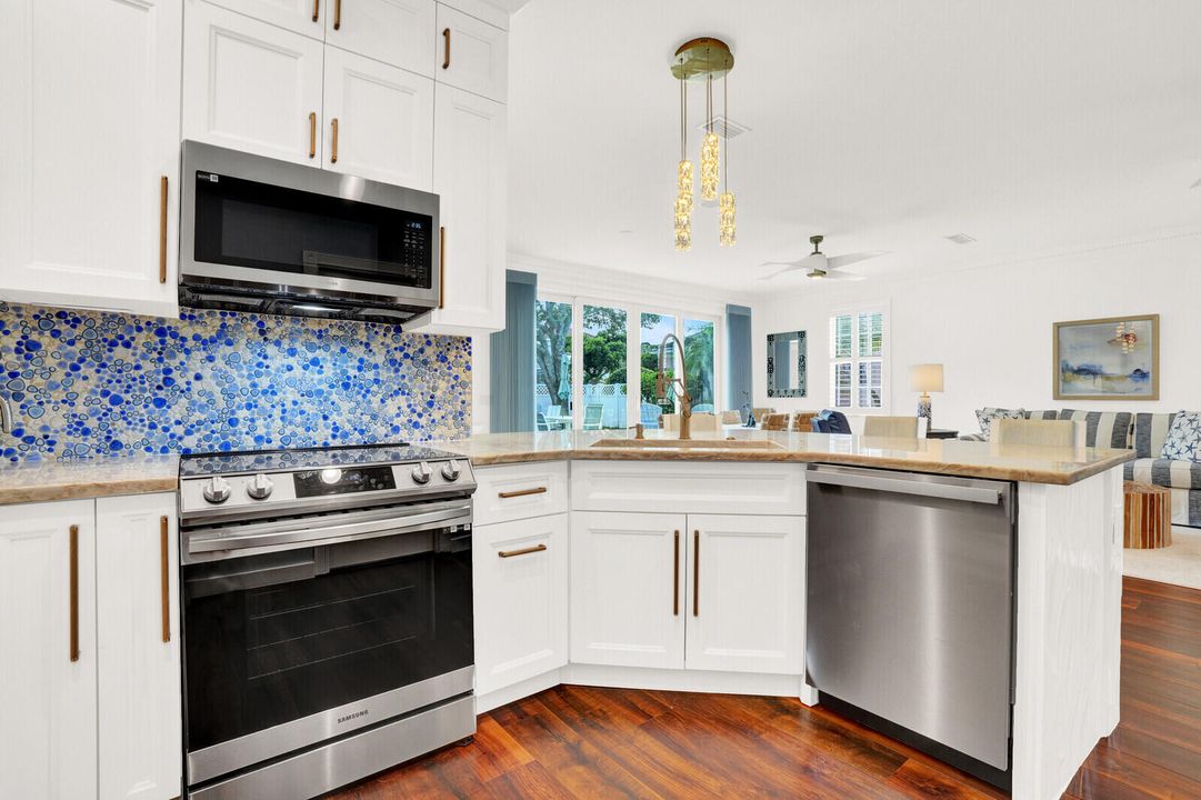 合同活跃: $1,125,000 (3 贝兹, 2 浴室, 2038 平方英尺)