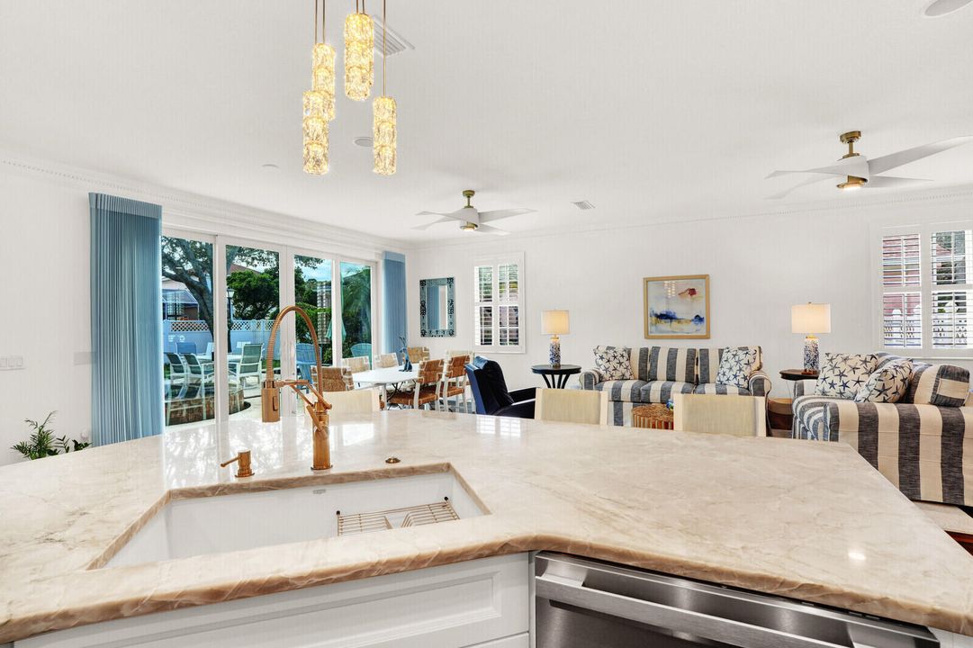 合同活跃: $1,125,000 (3 贝兹, 2 浴室, 2038 平方英尺)