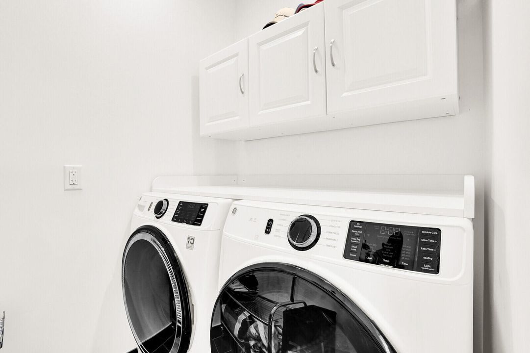 合同活跃: $1,125,000 (3 贝兹, 2 浴室, 2038 平方英尺)