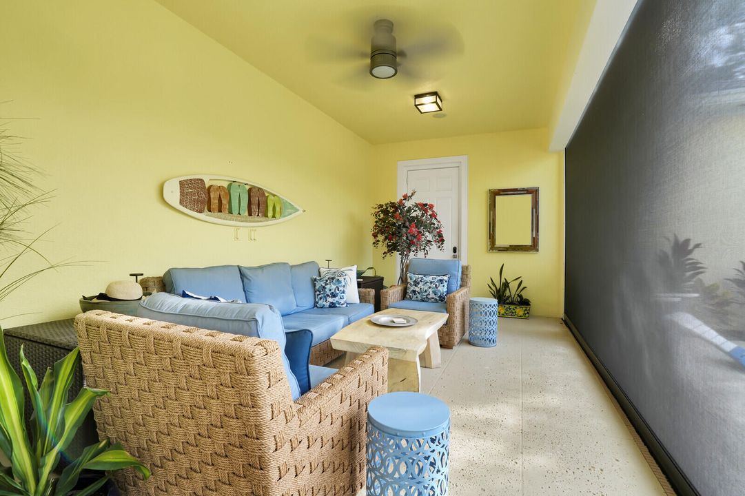 合同活跃: $1,125,000 (3 贝兹, 2 浴室, 2038 平方英尺)