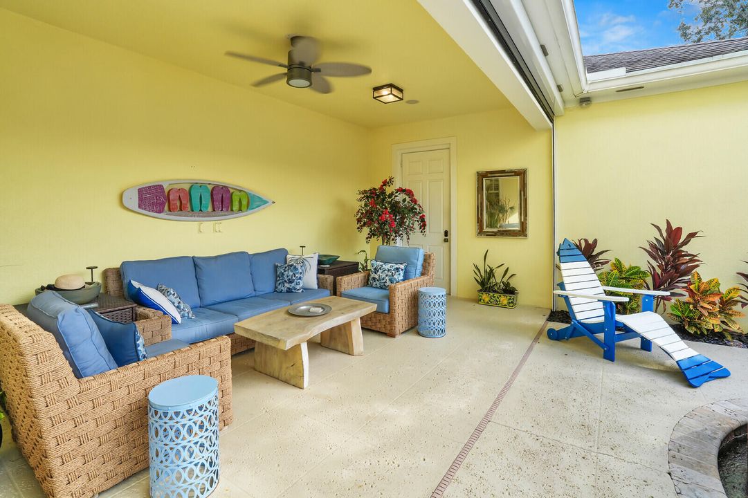 合同活跃: $1,125,000 (3 贝兹, 2 浴室, 2038 平方英尺)