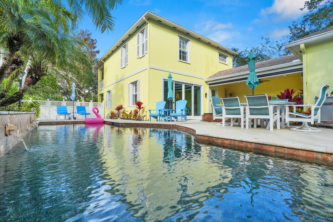 合同活跃: $1,125,000 (3 贝兹, 2 浴室, 2038 平方英尺)