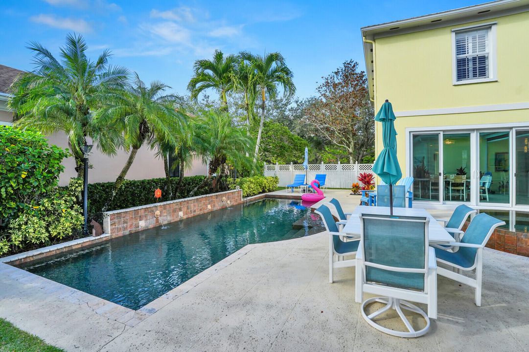 合同活跃: $1,125,000 (3 贝兹, 2 浴室, 2038 平方英尺)