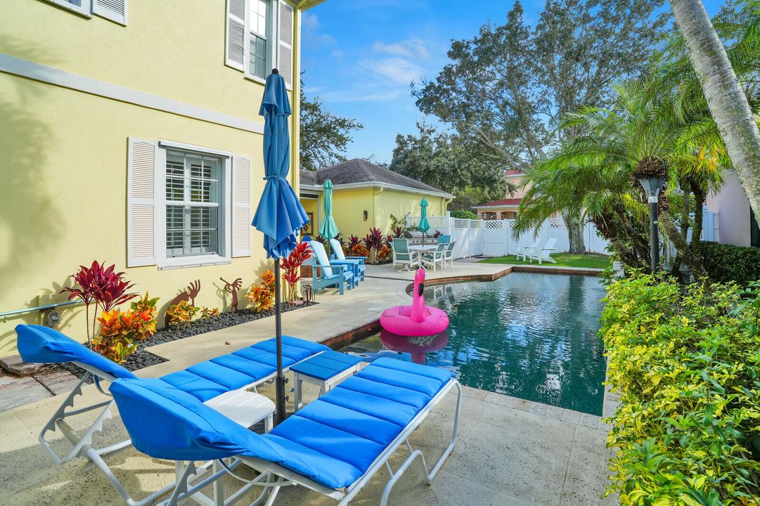 合同活跃: $1,125,000 (3 贝兹, 2 浴室, 2038 平方英尺)