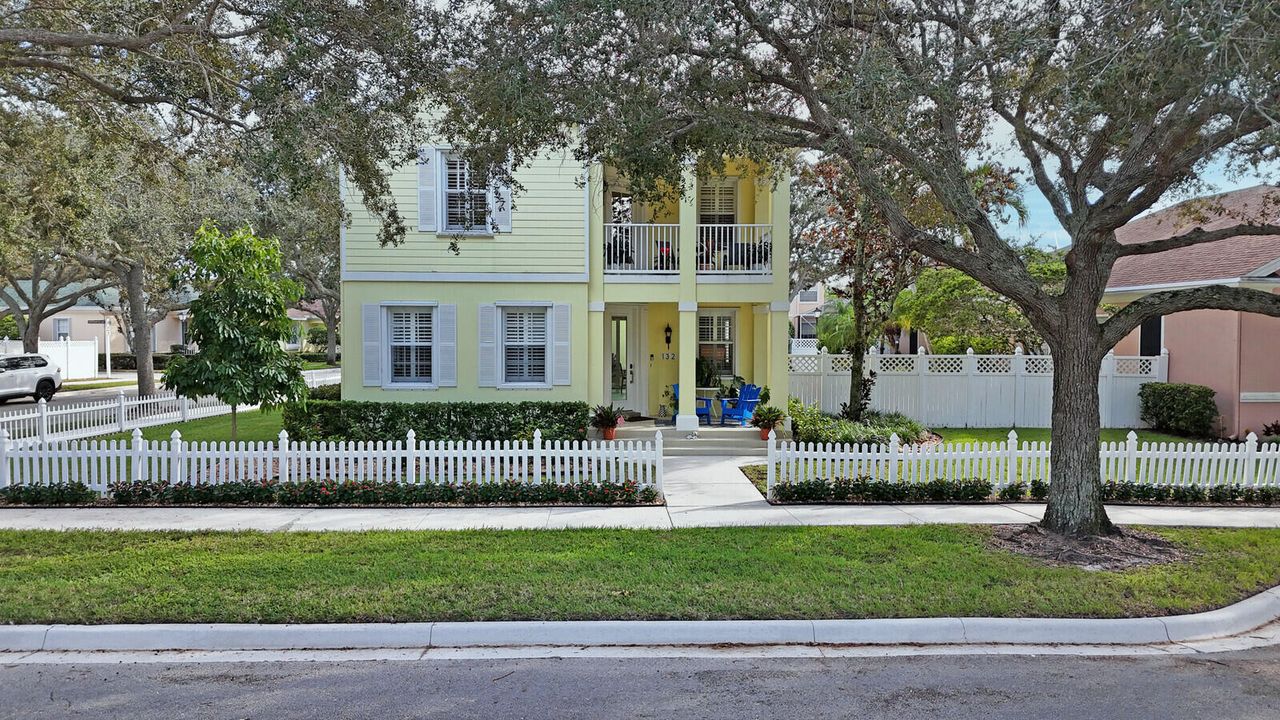 合同活跃: $1,125,000 (3 贝兹, 2 浴室, 2038 平方英尺)