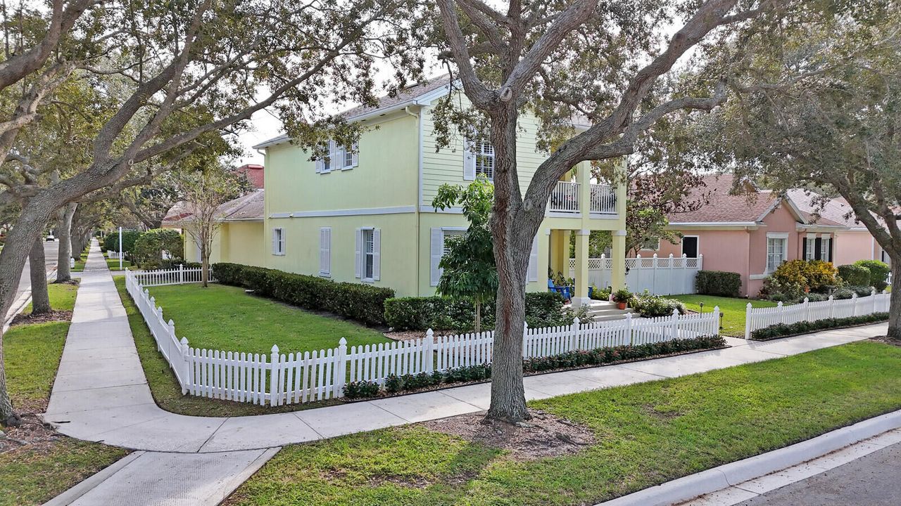 合同活跃: $1,125,000 (3 贝兹, 2 浴室, 2038 平方英尺)