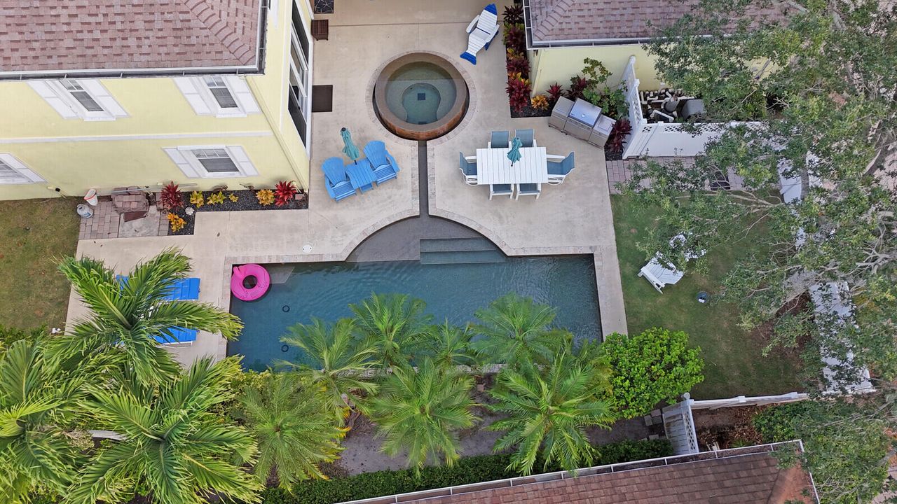 合同活跃: $1,125,000 (3 贝兹, 2 浴室, 2038 平方英尺)