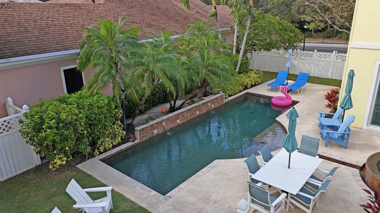 合同活跃: $1,125,000 (3 贝兹, 2 浴室, 2038 平方英尺)