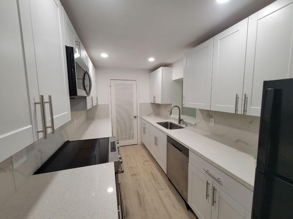 合同活跃: $330,000 (5 贝兹, 3 浴室, 2172 平方英尺)