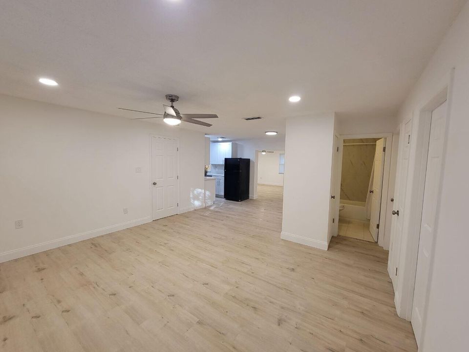 合同活跃: $330,000 (5 贝兹, 3 浴室, 2172 平方英尺)