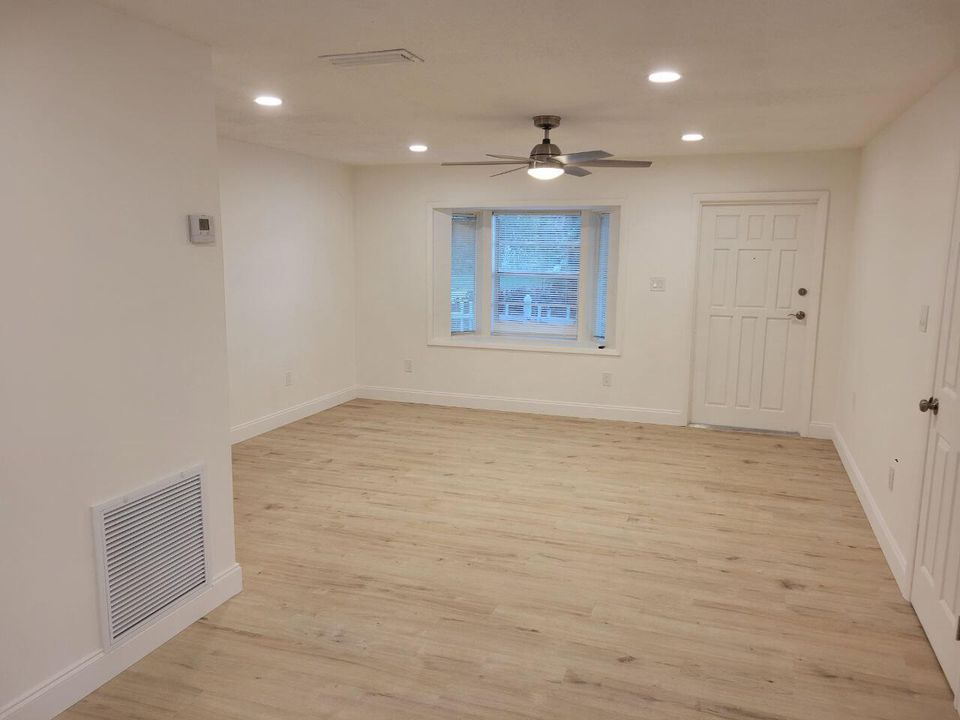 合同活跃: $330,000 (5 贝兹, 3 浴室, 2172 平方英尺)