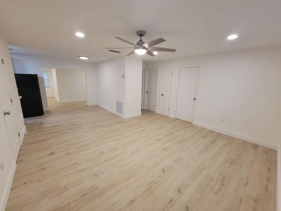 合同活跃: $330,000 (5 贝兹, 3 浴室, 2172 平方英尺)