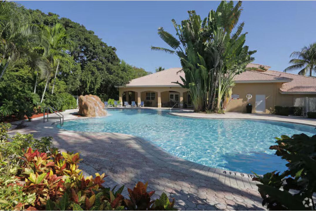 For Sale: $225,000 (2 beds, 1 baths, 1015 Square Feet)