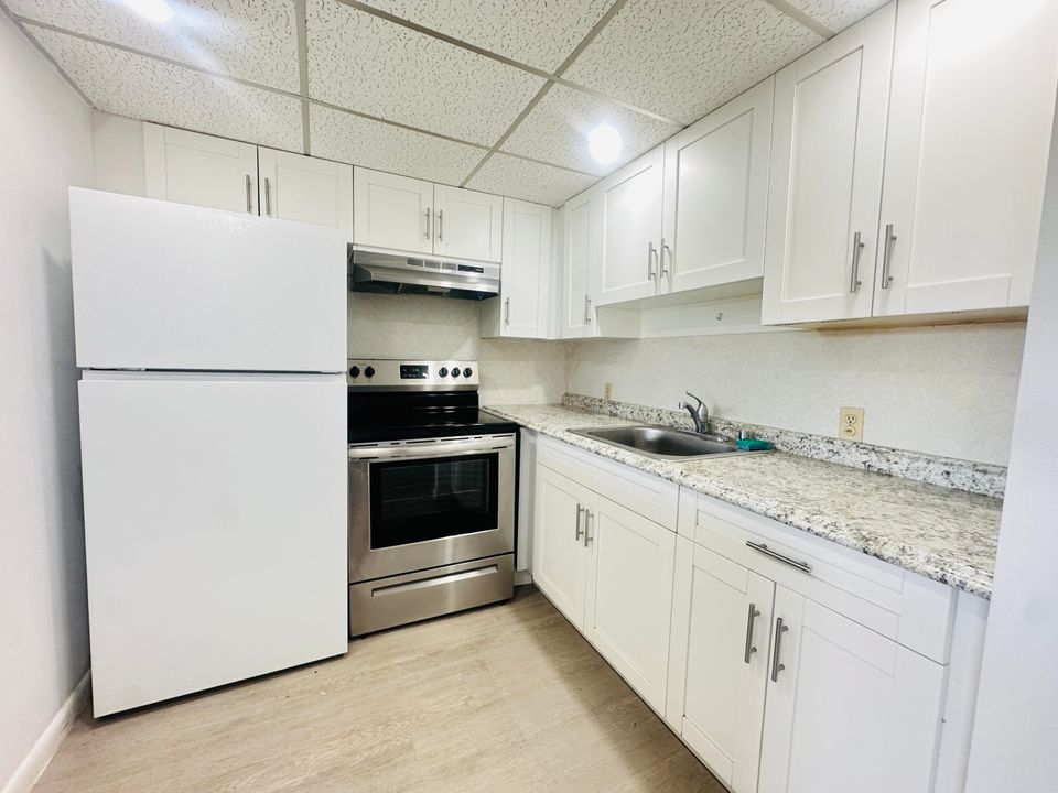 Active With Contract: $1,300 (1 beds, 1 baths, 720 Square Feet)