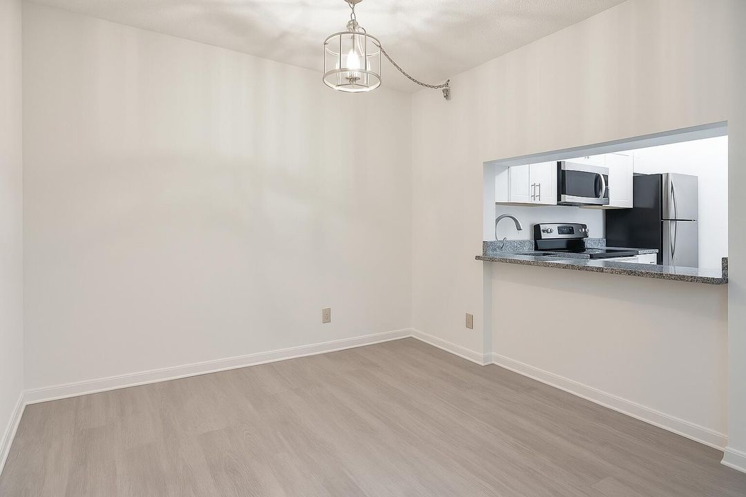 出租: $2,000 (2 贝兹, 2 浴室, 1005 平方英尺)