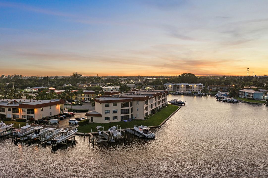 待售: $399,000 (2 贝兹, 2 浴室, 1084 平方英尺)