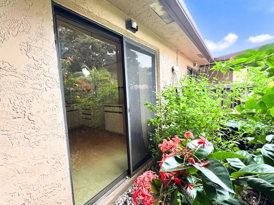 Active With Contract: $225,000 (2 beds, 2 baths, 1127 Square Feet)