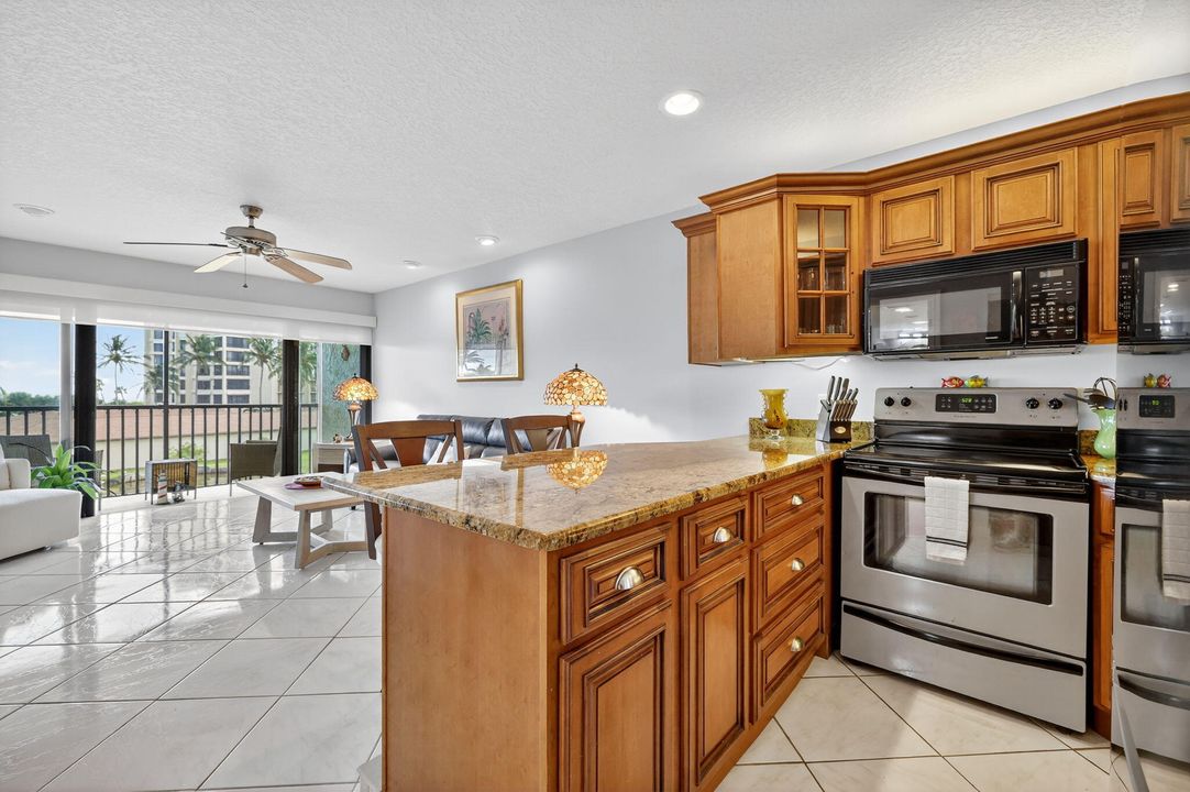 待售: $239,000 (1 贝兹, 1 浴室, 689 平方英尺)