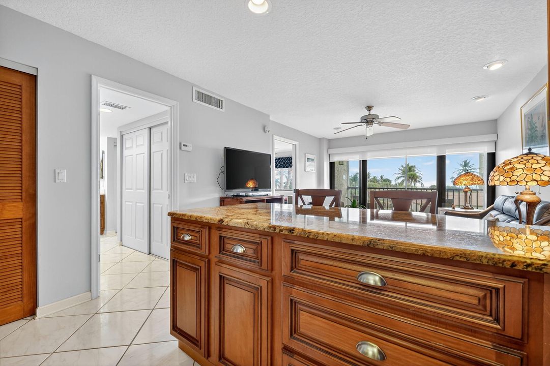 待售: $239,000 (1 贝兹, 1 浴室, 689 平方英尺)