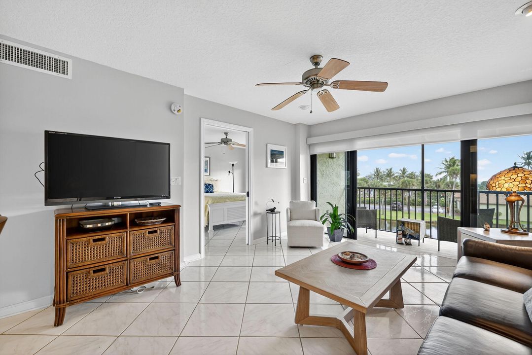 待售: $239,000 (1 贝兹, 1 浴室, 689 平方英尺)