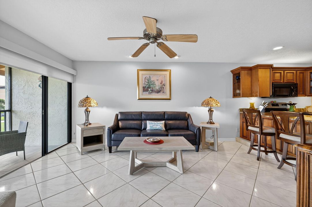 待售: $239,000 (1 贝兹, 1 浴室, 689 平方英尺)