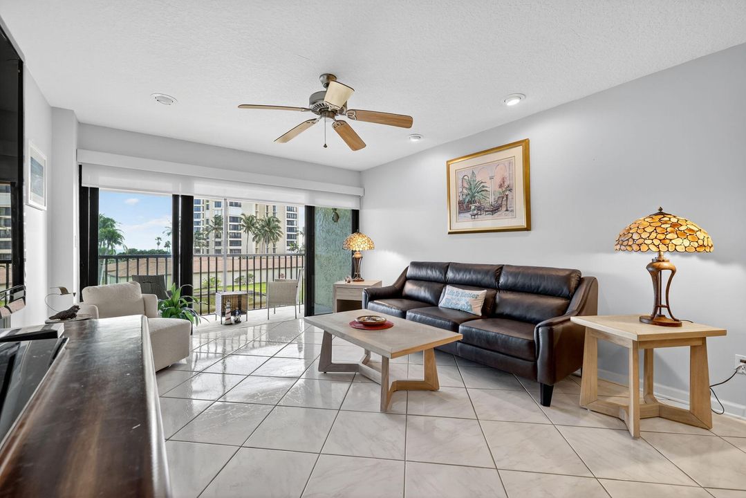 待售: $239,000 (1 贝兹, 1 浴室, 689 平方英尺)