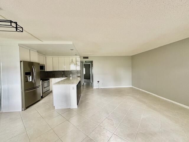 For Rent: $1,700 (2 beds, 1 baths, 835 Square Feet)