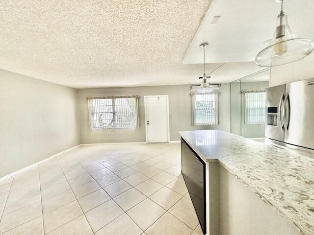 For Rent: $1,700 (2 beds, 1 baths, 835 Square Feet)