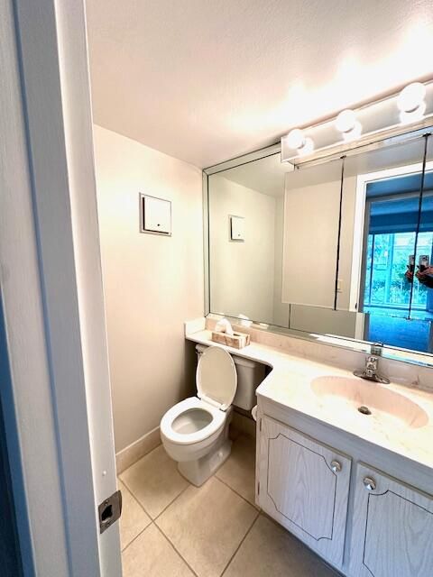 For Rent: $1,700 (2 beds, 1 baths, 835 Square Feet)