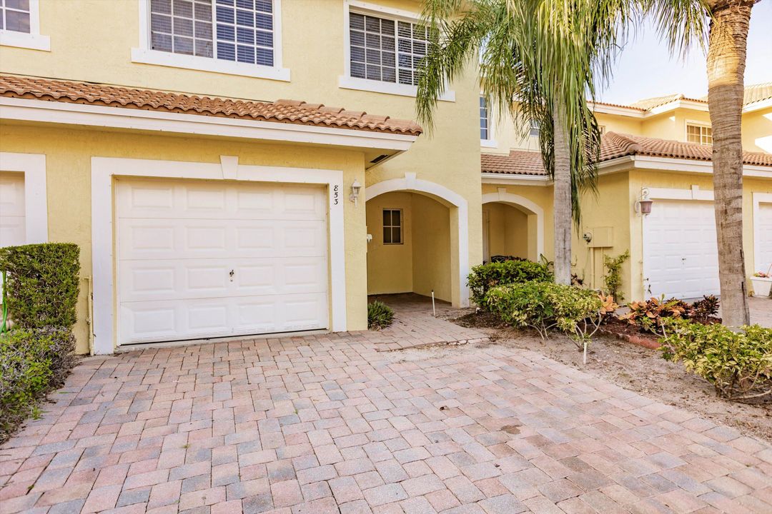 Active With Contract: $2,550 (3 beds, 2 baths, 1612 Square Feet)