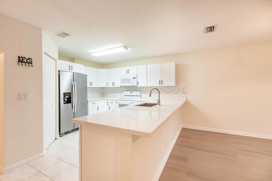 Active With Contract: $2,550 (3 beds, 2 baths, 1612 Square Feet)