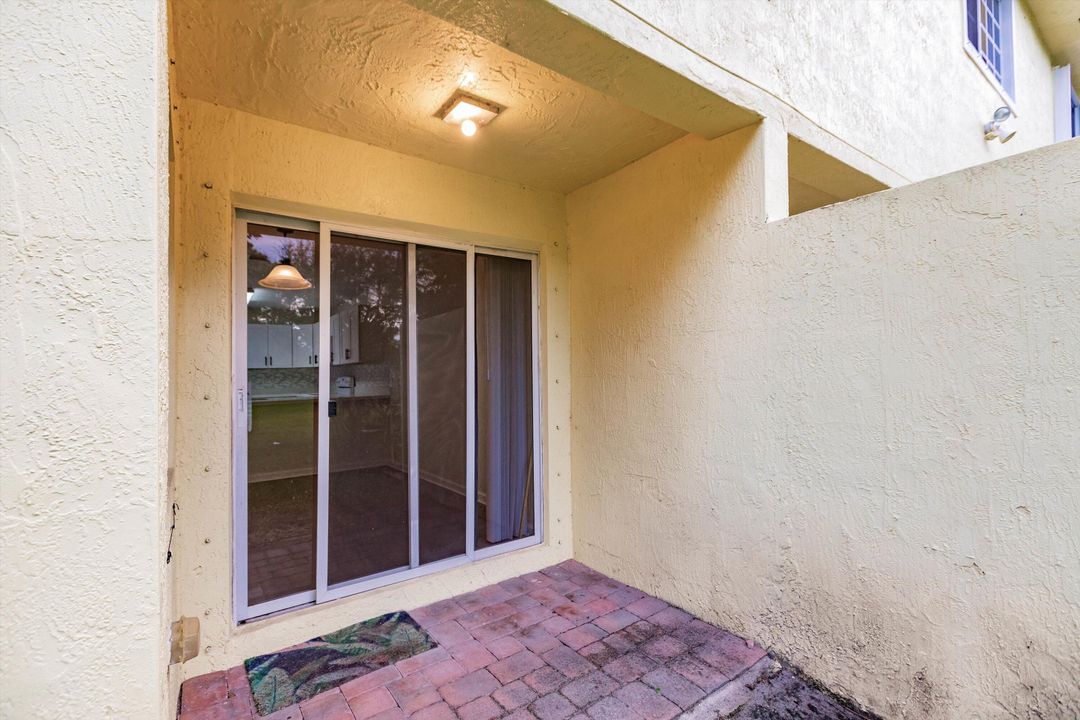 Active With Contract: $2,550 (3 beds, 2 baths, 1612 Square Feet)