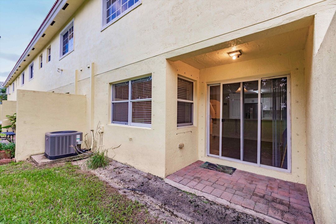 Active With Contract: $2,550 (3 beds, 2 baths, 1612 Square Feet)