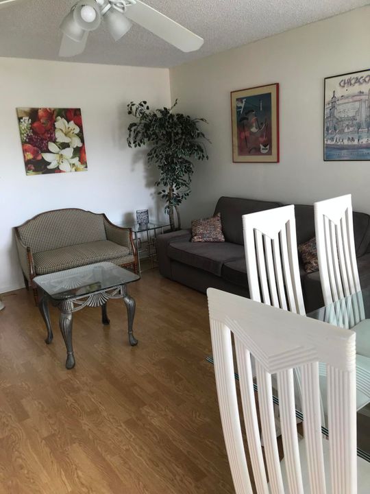 合同活跃: $99,000 (2 贝兹, 1 浴室, 819 平方英尺)