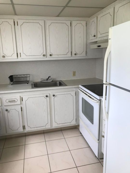 合同活跃: $99,000 (2 贝兹, 1 浴室, 819 平方英尺)