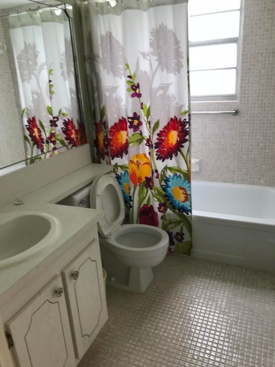 合同活跃: $99,000 (2 贝兹, 1 浴室, 819 平方英尺)