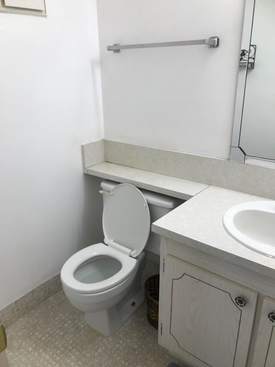 合同活跃: $99,000 (2 贝兹, 1 浴室, 819 平方英尺)