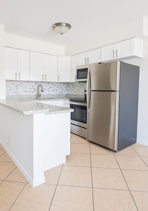 合同活跃: $1,725 (1 贝兹, 1 浴室, 675 平方英尺)