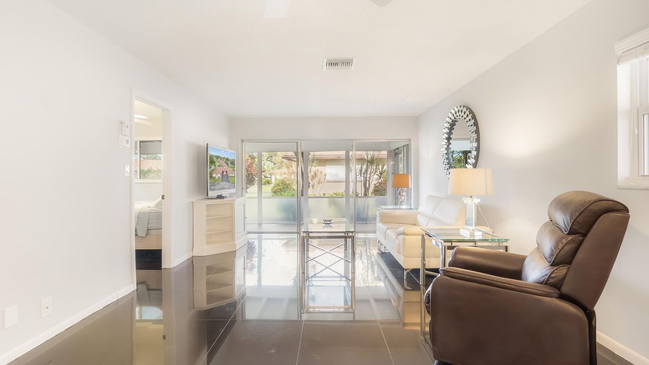 En Venta: $245,000 (2 camas, 2 baños, 950 Pies cuadrados)