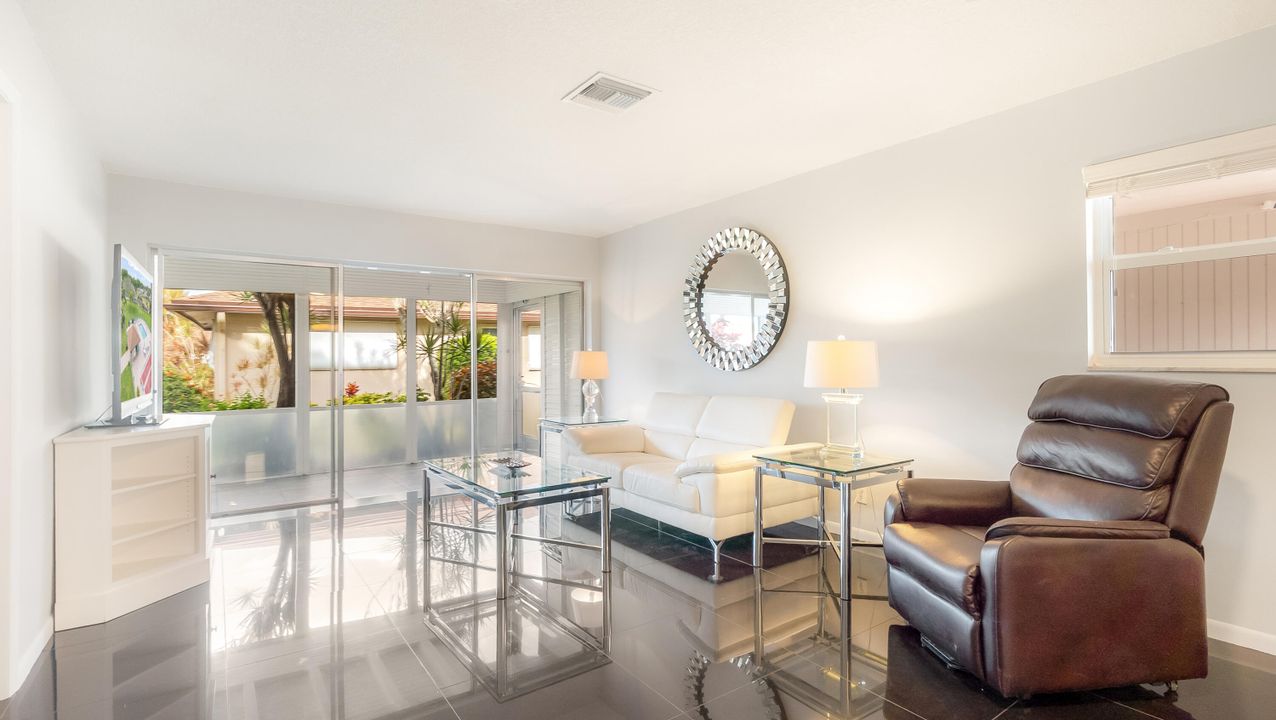 En Venta: $245,000 (2 camas, 2 baños, 950 Pies cuadrados)