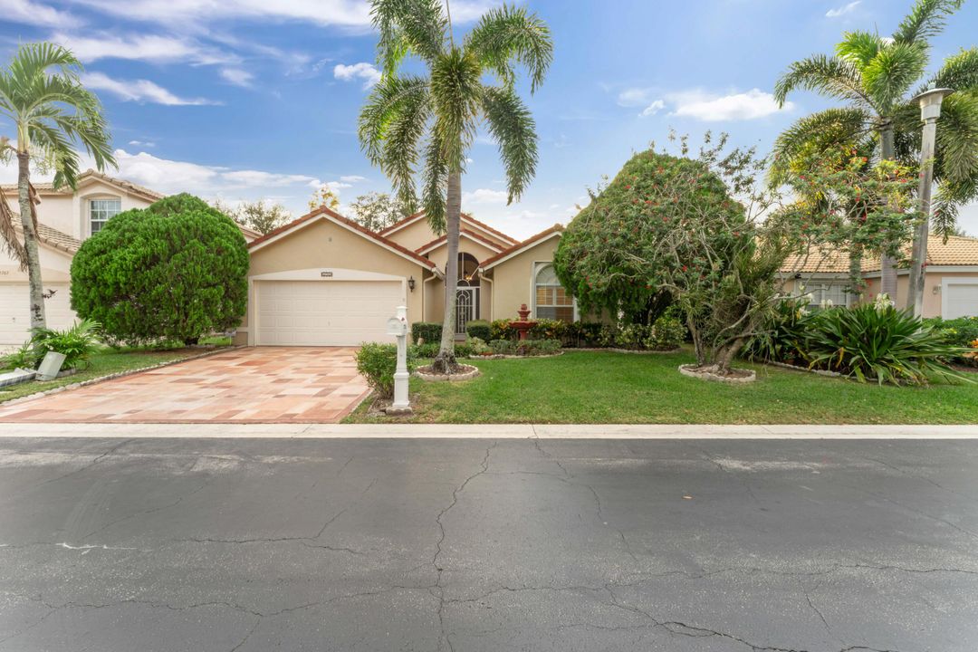 For Sale: $470,000 (3 beds, 2 baths, 1726 Square Feet)