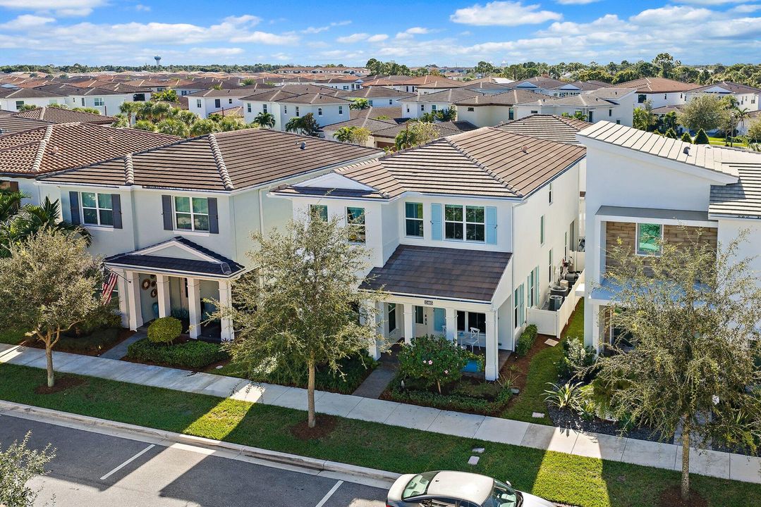 Под контрактом: $1,695,000 (4 спален, 5 ванн, 3760 Квадратных фут)