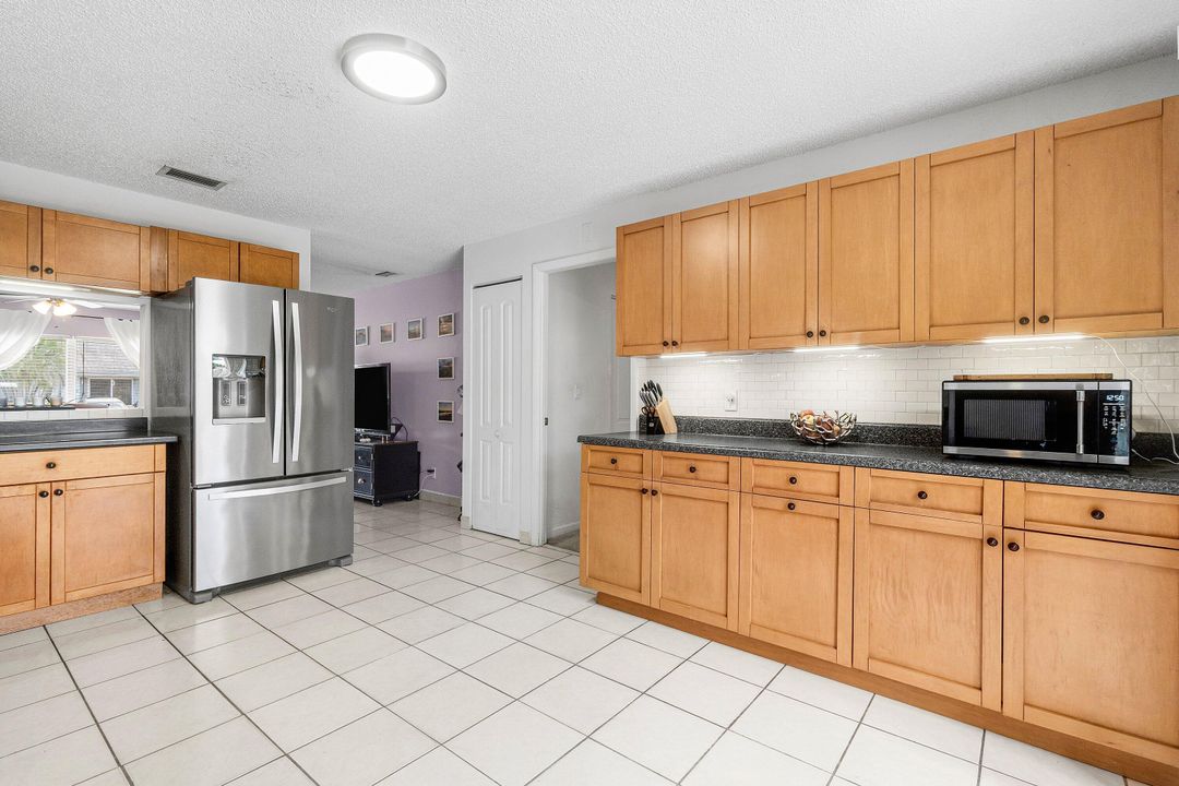 Active With Contract: $425,000 (3 beds, 2 baths, 1417 Square Feet)