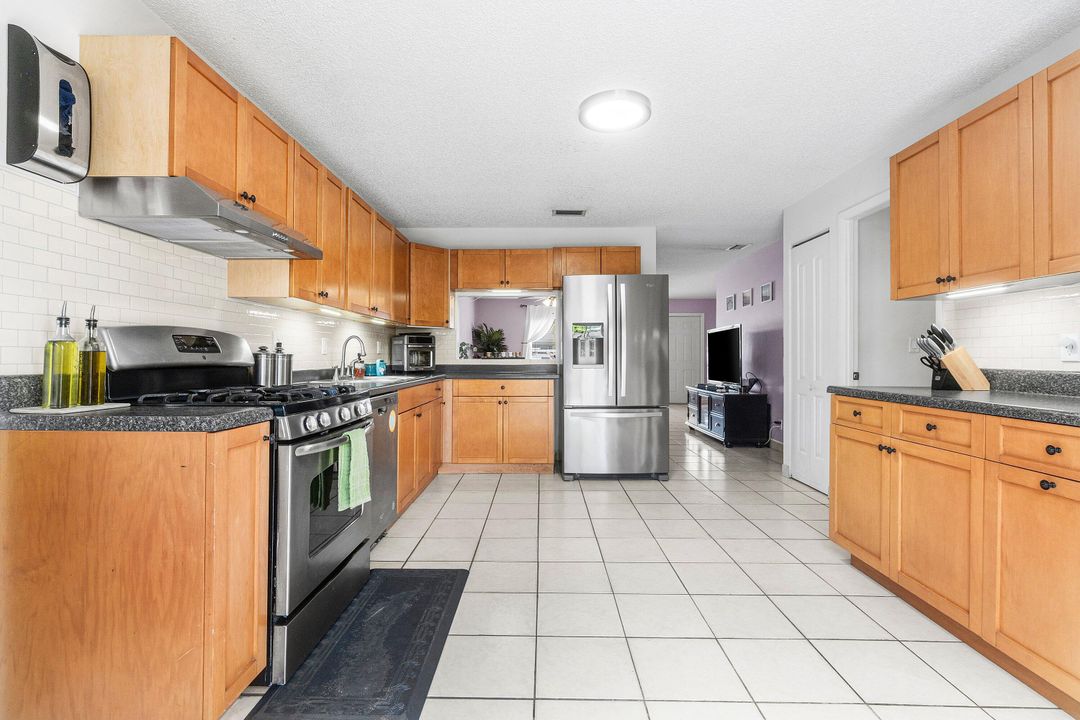 Active With Contract: $425,000 (3 beds, 2 baths, 1417 Square Feet)