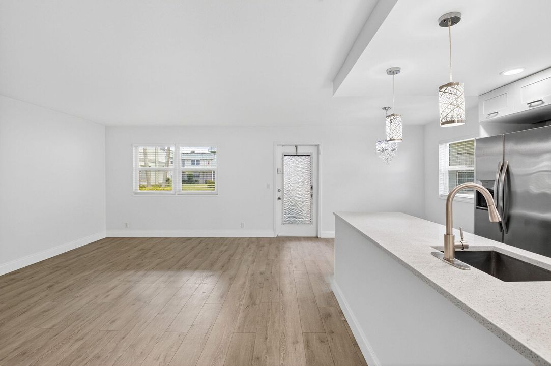 待售: $149,000 (2 贝兹, 2 浴室, 880 平方英尺)