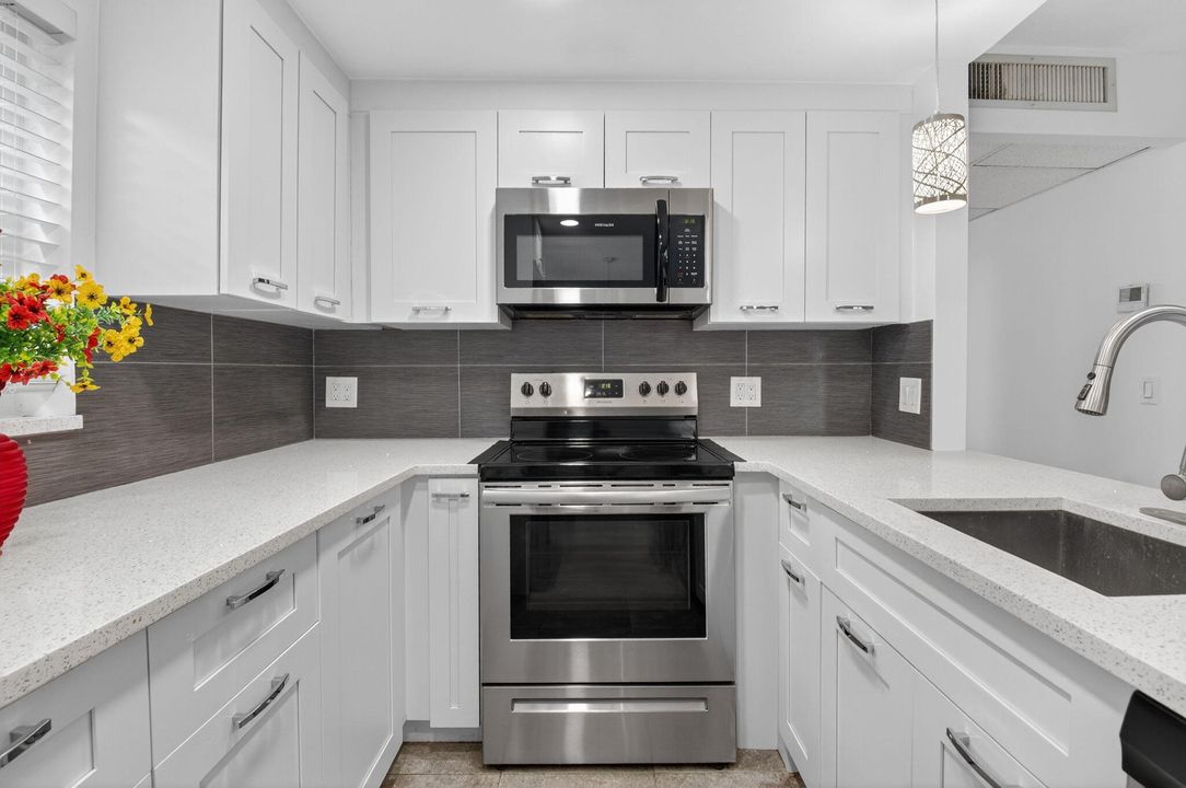 待售: $149,000 (2 贝兹, 2 浴室, 880 平方英尺)