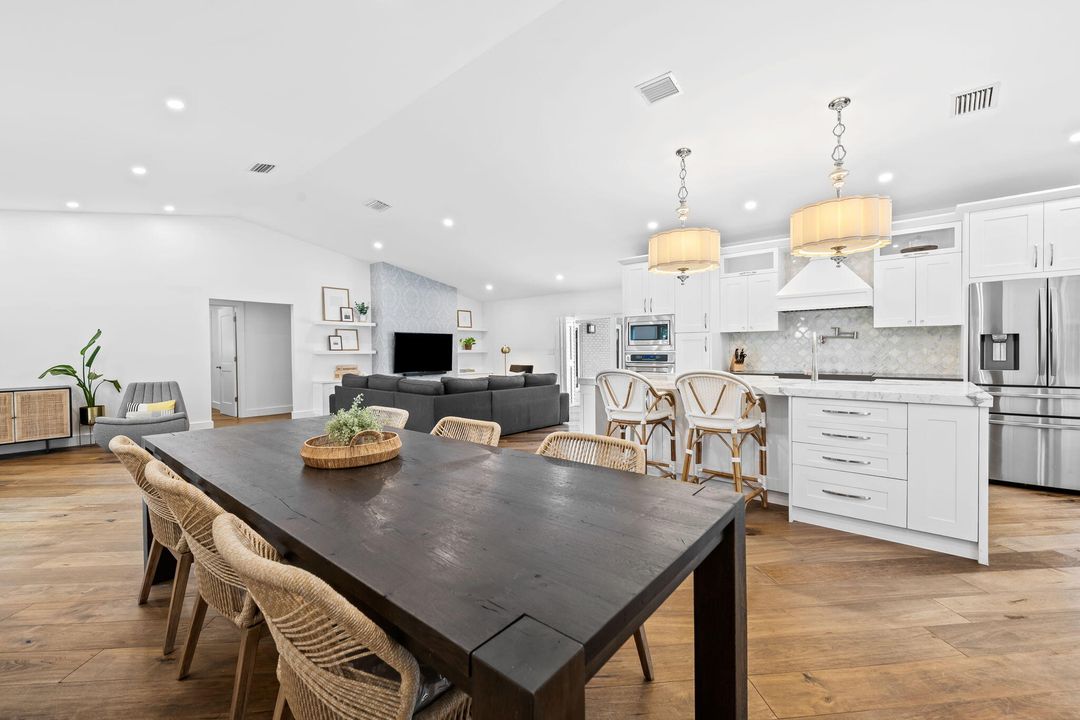 合同活跃: $1,399,000 (4 贝兹, 2 浴室, 2131 平方英尺)