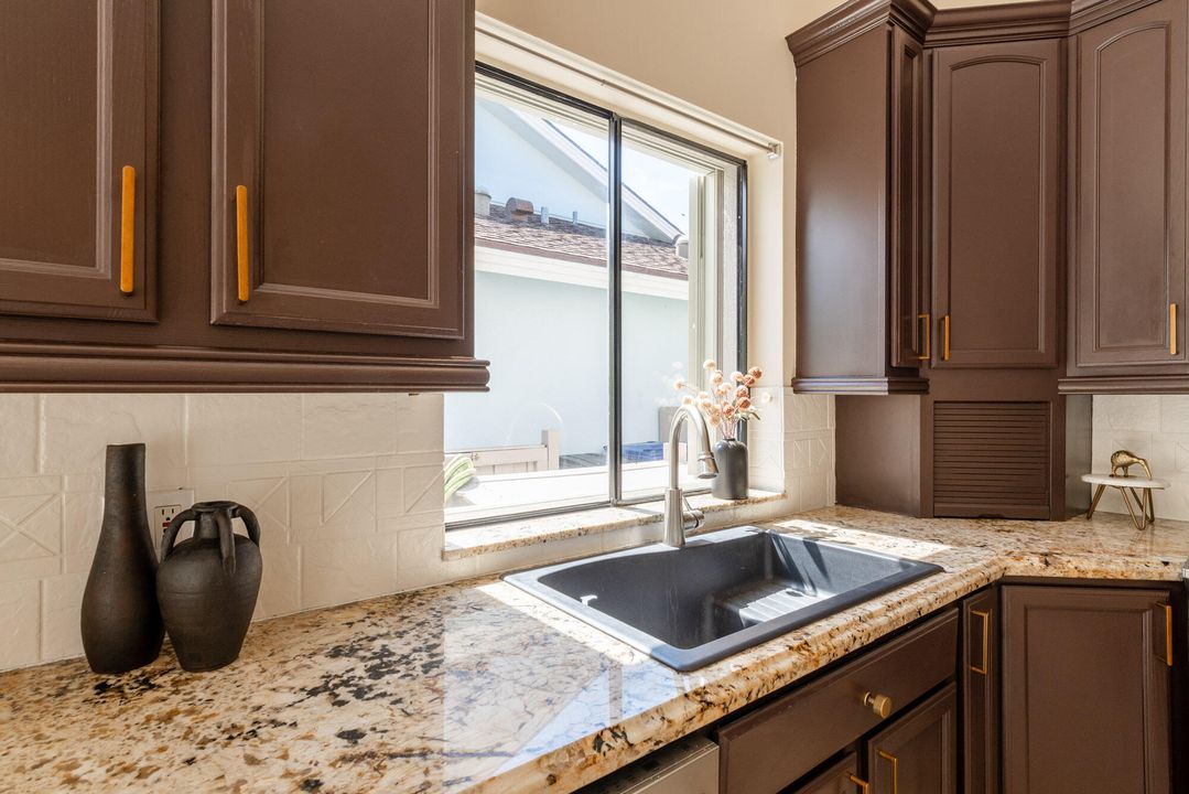 Под контрактом: $5,000 (3 спален, 2 ванн, 1889 Квадратных фут)