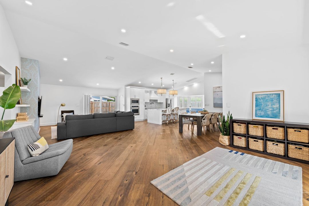 合同活跃: $1,399,000 (4 贝兹, 2 浴室, 2131 平方英尺)